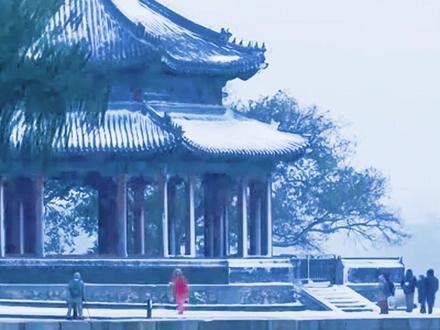 雪后颐和园:一场跌入水墨长卷的时空失重 #雪后颐和园一键切换水墨画 #颐和园 #旅行推荐官 #治愈 #旅游
当雪花吻停万寿山的飞檐,颐和园便卸下皇家冠冕,成了摊开在天地间的一卷明代山水画。昆明湖收起三百公顷的碧波,凝固成一方巨大的冰砚;十七孔桥的石狮披雪蹲坐,恍若正在默诵《冰嬉图》的注脚。沿长廊徐行,彩绘枋梁在雪光中泛着绢本设色的微光,西堤柳枝裹着雾凇垂下银毫——此刻这里没有游客与历史,只有雪在替乾隆朝未写完的诗稿,补上最淡的一行留白。