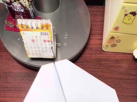 折翼滑翔机 折翼滑翔机,折法超简单,只需要轻轻一推就能轻松滑翔很远。评论区晒出你的作品吧#折纸 #手工 #亲子互动 #纸飞机 #简单易学