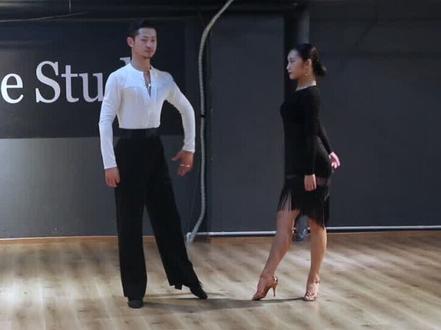 曲棍球(棒)步,非常经典的拉丁舞动作,距离控制和引带关系非常重要!#拉丁舞