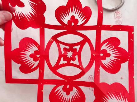 套方聚财花 #手艺人的抖音 “套方”的剪纸形制,结合中心的铜钱纹样,直白传递出招财纳福的美好寓意#剪纸 #剪纸教程