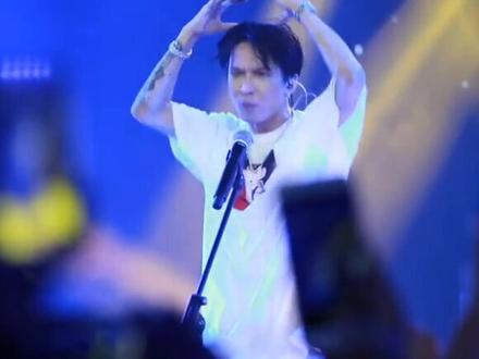 #rapper #tizzyt谢锐韬 TT上唱作人让人感觉他进步很多,来一个混剪爽一下