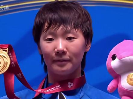 恭喜 #王曼昱 获得 #2025全运会 乒乓球女单冠军,也是连续两届战胜 #孙颖莎 ,成功卫冕。比赛巅峰对决,精彩纷呈,尤其是第五第六局十分焦灼。#抖音体育 #抖音推广
具体细节如下:
1. 第五局:交替领先拉锯战,王曼昱握赛点仍惜败:这一局孙颖莎开局就打出7 - 1的攻势,陷入被动的王曼昱没有硬拼进攻,而是靠快慢结合的节奏变化打乱对手节奏,逐步提升防守质量并找准第二落点反打,还在相持中大胆连续换线,一点点把比分追了上来。双方从9平开始进入白热化的交替领先阶段,每一分都伴随着多拍相持,王曼昱甚至有过跪地救球的极限操作,期间她还一度手握3个赛点。但孙颖莎顶住了重压,凭借利落的关键分处理一次次化解危机,比分咬到14平后,孙颖莎抓住机会连拿两分,最终以16 - 14艰难赢下这局,把总比分追至2 - 3。
2. 第六局:2 - 8绝境翻盘,靠节奏调控锁定胜局:孙颖莎延续手感,很快取得8 - 2的大幅领先。此时王曼昱没有慌乱,反而彻底放开,放弃跟风提速,转而用“以慢制快、以变破强”的战术拆解对手优势。她细化台内摆短和拧拉动作,接发球落点压得更深,相持时回撤步更稳,还频繁通过反手拧拉破坏孙颖莎的节奏。同时她紧盯孙颖莎中路偏右的弱点持续施压,而孙颖莎这边连续出现4次失误。王曼昱凭借这波精准的战术执行连得8分,一举将比分追至10 - 8拿到赛点。随后王曼昱叫了暂停,稳住节奏明确战术。暂停回来后孙颖莎顽强追回1分,但王曼昱紧接着用一记角度刁钻的反手拧拉锁定局势,最终以11 - 9逆转拿下这局,成功卫冕冠军。