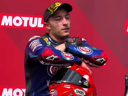#张雪机车 #WSBK 冷知识:61号车手也很优秀!2025年底,Evan Bros(翁居当时的车队)结束与雅马哈8年合作,转投张雪机车,为此赔付雅马哈约10万欧元违约金。
因翁居合同在雅马哈:他是雅马哈签约车手,并非Evan Bros自有车手;车队转投中国品牌后,雅马哈直接将他召回厂队(Pata Yamaha Ten Kate),不是他主动跳槽。
围场消息显示,翁居当时私下明确表示不看好中国新车队与820RR赛车,认为“没底蕴、没实力”,不愿驾驶中国赛车;只是合同锁死,他也没机会正式拒绝张雪。
德比斯是替代者:雅马哈解约34岁的德比斯(年龄原因),张雪签下他,成为翁居的“替代者”。