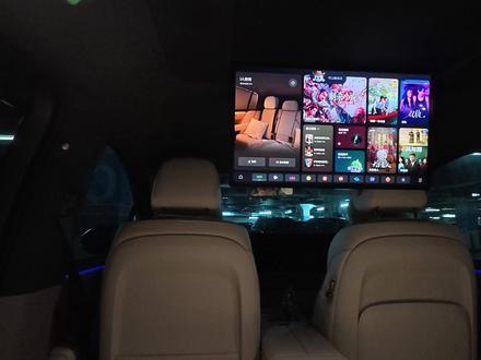 理想i6私人影院如何开启?
打开i人模式,前排座椅向前调节,后排座椅向后靠,外部灯光全部关闭,娱乐屏自动打开,正式开启我们的影院模式,追剧ing
#理想的娱乐空间 #生活的一万种可能