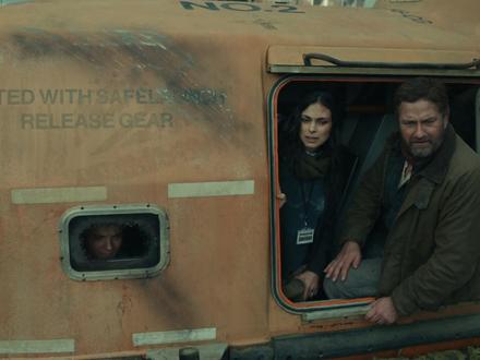 末日逃生2:绝境迁移看哭!家人羁绊才是最强铠甲 彗星浩劫后的冰封废土,加里蒂一家被迫开启绝境迁移。地堡断粮、暴雪封路、未知危险步步紧逼,每一次突围都揪紧人心。当灾难褪去特效光环,才懂家人并肩的羁绊,才是末日里最坚硬的铠甲!