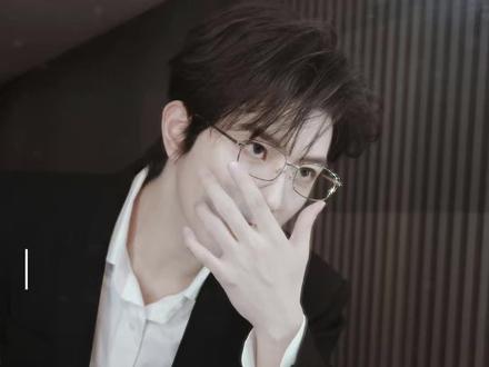 自己的一些想法💜🪐!可以结合大家猜的他俩昨天晚上卤牛肉,大家猜测第一次发微博的这个时间点邱邱还没醒,星星登邱邱号发的微博的想法食用这个视频,更甜呦(本人cp脑)💜在我看来同一色系或者类似照片放一起这种发照片的形式是一种审美习惯和审美特点😭只是我自己的一些看法
#嗨嗨