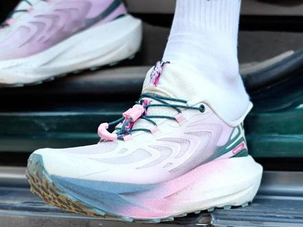 #必迈远征者 6.0夏野版穿脱小细节:单峰鸭嘴一脚蹬,抽绳系带一秒束紧。#小野一下