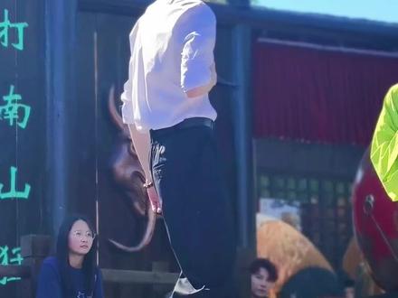 徐生跳的这舞好丝滑,怪不得这么多女孩子喜欢 #万岁山武侠城 #徐生在万岁山舞力全开 #谁懂徐生穿西装跳舞的杀伤力