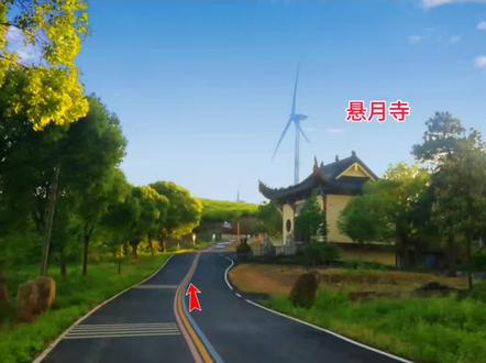 湾沚镇百花栀子花海 2分钟用图片带你去湾沚百花的栀子花海。
网友常说的栀子花海有两处。一处位于湾沚百花与宣城古泉交界的悬月寺(有大风车),寺东南西五、六百亩栽种野生栀子花。另一处位于古泉与红杨交界,约有六百亩野生栀子花林,建有一处几十米的观景长廊。
每年的5月中下旬,悬月寺旁的栀子花开的季节,花香十里。山顶建有凉亭和圆月台两处拍照打卡点,背景可见大风车。悬月寺和大风车附近约六百亩山地,栽种了大片野生栀子花(花果提取香精油)。实际上栀子花所属土地,山南为宣城古泉属地,浙江人承包栽种栀子花,山北为湾沚百花对面吴村属地,百花吴村吴本进承包栽种的栀子花)。
悬月寺栀子花海前往路线:(可导航“悬月寺”或“百花栀子花海”)
1,芜湖湾沚方向从G329国道,到百花村部向右转,过村部穿过芜宣高速桥洞,过宋坦、栗湾后,不过八都苏牌坊左转,沿沥青路,经过对面吴村,绕村后环行,经过一片枸橼林,过养鸡场,远看到茶山和大风车,到达山顶悬月寺(可停车)。
2,从古泉茶林场牌楼进入,绕行茶山也可到悬月寺栀子花林。
古泉/红杨的栀子花林
从湾沚区红杨镇西河十字路向东,也可到达另一片栀子花林(有观景长廊),规模比悬月寺栀子花林大,属于宣城古泉属地,为百花村村民承包栽种的栀子花。#山顶风车公路 #栀子花海 #湾沚镇百花栀子花海 #悬月寺 #栀子花开的季节