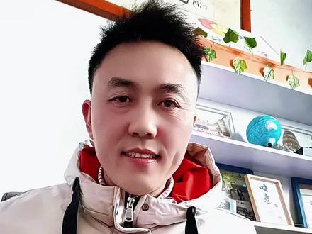 你敢信吗?春晚舞台上,蔡明把蔡明推出来了。两个一模一样的奶奶,同框对视,全场观众瞬间安静——到底哪个是真人?哪个是机器?今天我告诉你,这不是特效,不是AI换脸,是中国仿生机器人,第一次真正站上春晚语言类节目。
【正文】
除夕夜《奶奶的最爱》最后一幕,真蔡明推着仿生机器人出场,全网直接炸上热搜。很多人第一反应:这是分屏?是替身?还是化妆化出来的?
我直接给你拆穿:这是1:1定制仿生机器人,从发型、妆容、神态到皮肤质感,全是按蔡明本人复刻。
更绝的是后台花絮:年轻演员路过,全都主动打招呼,喊“蔡明老师好”,聊了半天发现——对面根本不会说话,只是个机器人。
这一幕,比小品本身更科幻。
很多人不知道,这不是蔡明第一次和机器人打交道。1996年,她演机器人;2026年,机器人演她。
30年,从“人扮机器”到“机器扮人”,这不是巧合,是一场跨越时代的梦幻联动。
当年《机器人趣话》是搞笑幻想,今年春晚,幻想直接变成现实。
这期我们先讲现象:为什么真假蔡明一出场,就碾压所有节目?
因为它戳中了所有人的好奇心:当机器人和真人一模一样,我们该怎么分辨?
下期我带你扒开机器人的“脸皮”,看看这台以假乱真的蔡明,到底是怎么造出来的。#机器人 #真假蔡明#仿生机器人