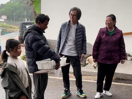 今天和母亲在海边遇到一个特殊的故事…#百善孝为先 #传递正能量 #正能量 #母亲 #瑛派儿工厂老黄 @老黄一家人 @瑛派儿旗舰店