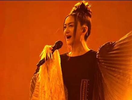 一次特别的合作,者来女唱完《三界四洲》,紧跟着娜姐《菠萝菠萝蜜》的前奏出场,很妙的编排。#者来女 #谢娜 #谢娜演唱会 #演唱会 #者来女真的去谢娜演唱会了