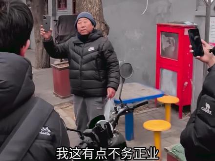 北京豆汁儿大爷,一口气看个够~ #豆汁大爷 #老北京豆汁儿 #好喝不要钱 #黑芝麻胡同