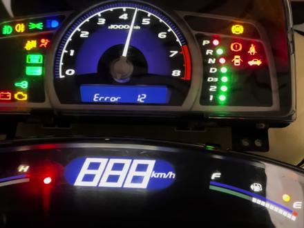 八代思域车友寄刷开通百公里油耗显示,处理时速表间歇性缺字故障。