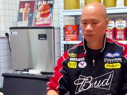 香港最了不起的非遗—丝袜奶茶! 香港最了不起的非遗—丝袜奶茶!我们喜欢手工拉茶,也就是它独特的那个味道#港式奶茶#非遗守护人