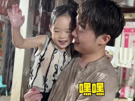 这才是小孩子该有的童年,恬恬打着赤脚,玩着水火箭,喷的浑身湿透了,都还玩的不亦乐乎,我在一旁看着都特别想笑,爸爸陪玩,我来记录这美好瞬间,孩子嘛,不就是怎么快乐怎么来,毕竟一眨眼她也就长大了!#亲子日常 #骗你生女儿系列 #小人精日常 #我要上热门