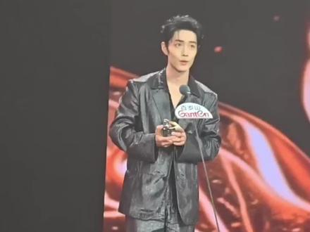 恭喜肖战获得年度卓越品质之星!完整版发言!小赞赞今晚夯爆了!#神级现场 #东方卫视电视剧品质盛典 #电视剧品质盛典 #肖战 #追星怎么可能追谁都一样