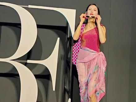 江映蓉一开口,整个BE范德安秀场都燃起来了
BE范德安AW2026上海时装周也太会了,高定泳装把时尚感拉满,又美又高级,完全看不够~还有江映蓉现场唱跳,气氛直接嗨到顶点,眼睛耳朵都被狠狠满足,真·双重盛宴大饱眼福👍🏻
#BE范德安上海时装周 #江映蓉献唱BE范德安大秀 #江映蓉上海时装周泳装秀 #江映蓉泳装秀 #上海时装周BE范德安大秀