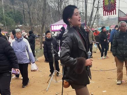 贾鲁河源头泉水在断流30余年后自然复涌,专家分析其核心驱动机制为区域地下水位显著回升,现场已实施安全改造并形成市民打卡热潮。#贾鲁河源头#贾鲁河源头温泉复涌#贾鲁河暖泉#梨园河大集#梨园河村