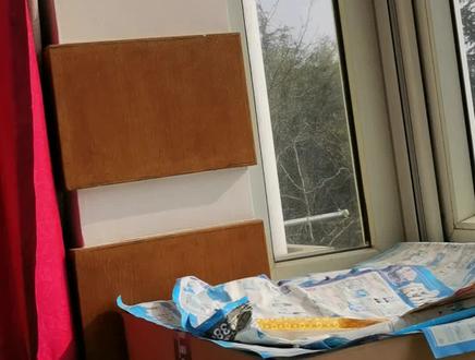 闫学晶哭穷后受到全网指责,她的团队开始公关,四处举报关于她哭穷的视频和内容,理由是侵犯肖像权等等。闫学晶和儿子还把自己的 社交媒体评论给关闭了,她怎么也没有想到自己随口一句话会#带来如此大的影响。
如今,经济下滑,老百姓赚钱不容易,很多家庭连十万元都赚不到。可是闫学晶却在直播间表示:儿子结婚生子了,一年需要100万才能维持生活,可是他一年只能接到一部戏,收入才几十万,压力特别大。
一个十八线演员一部戏就能收入几十万,娱乐圈的确是暴利行业,一年拍半年戏,收入几十万,还有个富有的妈,家里有多套房产,这样的生活可以说是非常优越了,只不过对于闫学晶这样的群体来说还不够。
虽然是农村出生长大的,也过过穷日子,但是闫学晶毕竟是跨越阶层了,一次在直播间有网友称其是农村妇女,闫学晶表示:我怎么能是农村妇女,我现在都住在三亚了,我从15岁就离开农村了,农村人显老,我的皮肤比在农村的姐姐好的多,看上去要比她年轻十岁。
如今,回看那段视频,有网友表示:闫学晶那个时候就开始漂了。
一年花100万,赚几十万不够花压力大,这话在私下里说并没有问题,这也是实话,但是闫学晶在直播间里说的,而购买她东西的消费群体都是普通人,甚至可以说是穷人,所以话说出来让大家觉得有些凡尔赛了!