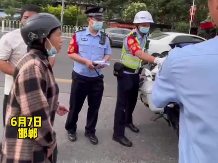 高考首日,考生忘带证件,交警护送其家长及时取回。#高考 #交巡警