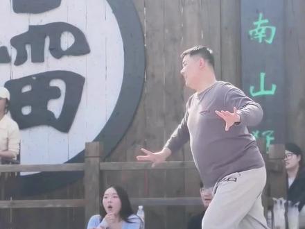 好灵活的胖子,今天的王者#灵活的胖子 #万岁山武侠城 @旺仔跳跳糖