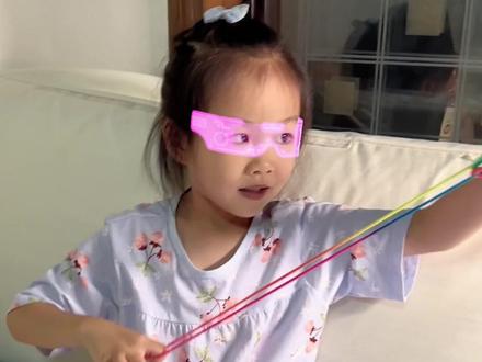 玩具不在贵贱,一根一块的绳子玩了半个暑假🤣传统的才是最好的,5岁娃教你编花绳 #萌娃日常 #编花绳教学 #编花绳降落伞 #编花绳火车