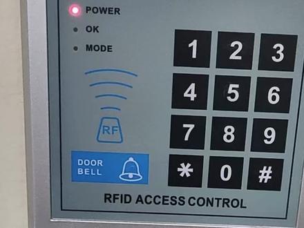 单门门禁一体机密码修改的步骤如下:首先进入管理员账号,找到设备上的键盘;输入管理员的账号和密码,登录到设备管理系统中;在系统设置菜单中找到“密码修改”选项;输入当前密码和新密码,确认新密码并保存;最后退出设备管理系统即可。为了保证系统的安全性,密码应该具有一定的复杂度和随机性,不能使用通用密码,需要定期更换密码和遵守安全规范。如有遗忘或设备故障,无法修改密码,请联系弱电周师傅进行处理。#单门门禁一体机密码修改 #门禁密码修改 #单门门禁一体机修改密码