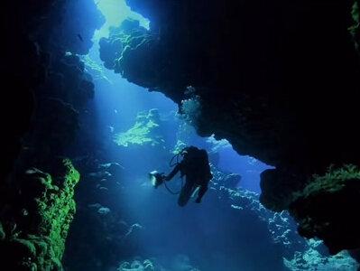 带上耳机体验令人叹为观止的杜比全景声吧。你所看到的色彩不一定是真正的色彩。