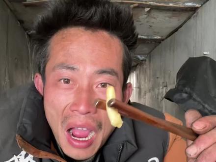 在桥洞搞了一锅老母鸡炖人参,和龙妃一起吃,太补了