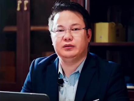 2025高考摇旗拉喊 二五年全国高考报名人数一千三百三十五万。教育部会同相关部门全面部署做好考试组织与服务工作,确保平安高考目标实现。通过全流程规范管理、全方位防范舞弊,全链条优化服务及全覆盖宣传引导,强化考试安全,维护公平公正。提供暖心户口,营造良好考试氛围,确保高考顺利进行。教育部要求确保考点内无线电信号屏蔽全覆盖,强化考场监考巡考,积极推动智能巡检,巡检知劳知命考试安全防护网。今年继续做好残疾人等特殊困难群体的考试服务,为十二个省份的十六名盲人考生专门命制盲文试卷,为一点四万余名残障考生参加考试提供合理便利。