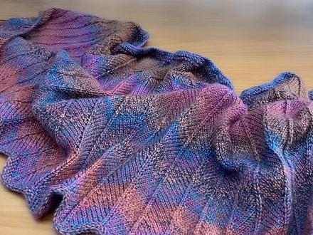 昨天和大家约今天织毛衣,不是织那件毛衣,不要误会。小披肩花样图自己截图哦