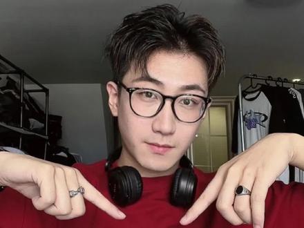 你是黄黑皮嘛??那可以来看一下了,黄黑皮怎么穿才显白~#男生穿搭 #男生穿搭日记 #男生穿搭技巧 #黄黑皮穿搭 #穿搭技巧