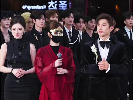 龙队来的神秘嘉宾!你们猜红色衣服的是谁呢?是ai瑶瑶吗?把你们知道的留言#龙浩天 #龙浩天团队 #ai瑶瑶 #感受舞蹈魅力 #酉阳桃花源