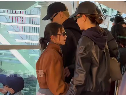 网友香港偶遇戚薇一家 弟弟seven穿着姐姐Lucky七年前的牛仔外套……
#戚薇 #李承铉 #戚薇女儿lucky #戚薇儿子seven