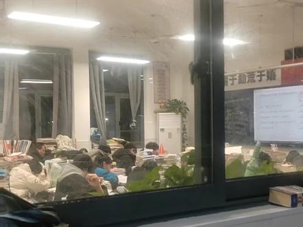 晚自习中的二中高三教学楼