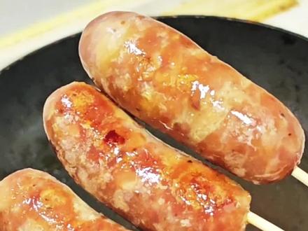 为了让两个孩子多吃点肉,我花35块钱做了这么多的纯肉的脆皮烤肠。肉特别的紧实,Q弹好吃,自己做的真材实料,孩子吃着也放心,关键做法也特别简单#在家做美食 #自制烤肠 #烤肠 #真实生活分享官 #抖音生活观察计划