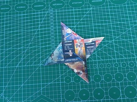 用奥特曼卡片折手里剑飞镖,简直太帅了 #纸模 #手里剑 #折纸 #手工折纸 #小熊折纸 #飞镖折纸