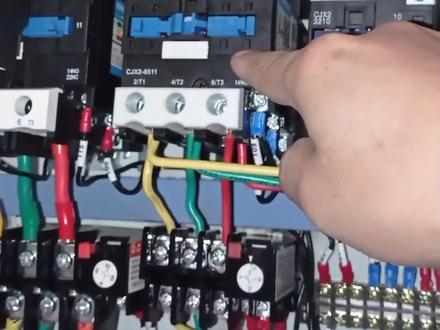 接触器吸合就跳闸,还是双速电机,少见,今天见着了。#电工 #零基础学电工