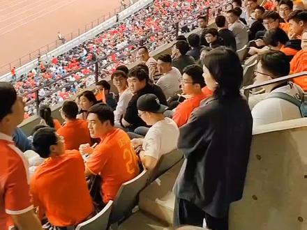 #国足世预赛 #中国VS韩国 刚开始叫的越凶,后面被骂被保安赶走就有多尴尬