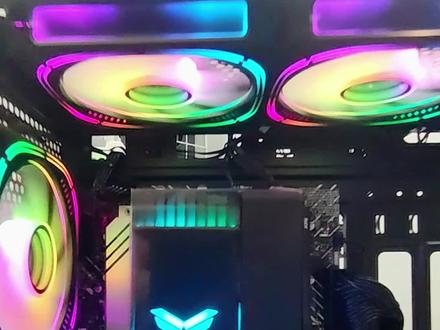 老板选配的一套总价4032元的黑色海景房主机 显卡是性价比很高的蓝戟A770 CPU选用12100F 散热器是乔思伯CR1000EVO 主板选用华硕H610M-A原生支持灯控 机箱是游戏风暴的星空黑全景式海景房机箱 装满五把棱镜四代PRO风中镜的ARGB风扇 颜值相当棒 #a770 #装机 #海景房机箱 #海景房主机 #12100f