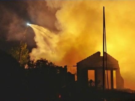 浏阳烟花爆炸事故 谁之过? 已造成37人死亡,数十人受伤。湖南浏阳市华盛烟花公司爆炸发生后,浏阳及湖南全省烟花爆竹企业已全面停产整顿。它暴露出安全生产管理的哪些漏洞?
5月7日晚间,最高检察院通报了这起重大责任事故案的办理情况,并要求湖南检察机关查清事故原因、案件事实,依法从严惩处涉案人员。
事发前几个月的1月16日,当地检查人员曾在现场发现,该公司作业人员将工业高氯酸钾与苯二甲酸盐混存、盛装、称量。这两种物质相互接触后,极易发生剧烈氧化还原反应,瞬间释放大量热量,引发自燃、爆燃等危险。浏阳市应急管理局当时对该公司罚款1.5万元。
据财新了解,华盛烟花公司还曾借用他人的安全管理员资质。相关判决书记载,一名叫肖海湖的人将自己的安全管理员证书挂靠在华盛烟花公司,但并不参与该公司的安全管理、考勤,公司也没有和他签订劳动合同,肖海湖仍经营其花木生意,华盛每年支付2到3万元给肖海湖。#浏阳烟花爆炸事故涉事公司曾借用他人安全资质