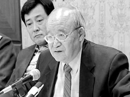 著名词作家乔羽昨晚(19日)因病在北京去世。乔羽,1927年11月16日出生于山东省济宁市,词作家、剧作家。代表作有《让我们荡起双桨》《我的祖国》《人说山西好风光》《刘三姐》《难忘今宵》等。这段录像是1998年一次年会上乔羽发表的一段讲话,看得出他当时极其动情,表达了自己的殷切期盼和殷殷嘱托。#济宁 #乔羽#原创视频