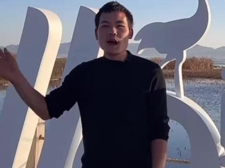 荒野求生“刀疤哥”成贵州毕节文旅推荐官,穿上民族服装,带粉丝云游打卡,此前他因肠胃不适主动退赛