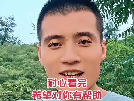 #分享 #正能量
我们都知道冬吃萝卜夏吃姜,尤其对有脾胃问题的朋友来说,现在这个季节吃点姜对身体好处多多。大家都知道,我前段时间暴瘦40斤,检查又是胃炎又是肠息肉,就是在这种身体条件下,我吃了姜胃里反而并不难受,而是暖烘烘的很舒服。话不多说,直接上教程。
备好三种原料,小米,黄姜,红枣,如果家里有陈皮放些陈皮更好,我们是因为没有,所以没放。
小米500克,生姜250克,红枣150克,如果放陈皮的话25克就行。如果想多炒些,在此比例基础上加量就可以。
生姜皮可去可不去,听说姜皮属寒性,媳妇就把皮都去了。然后洗干净,切成细丝或者小丁儿备用,不管小丁还是细丝目的都是为了好炒干。我们切的姜丝。
红枣干净的话不需要清洗,我们这有些浮土,所以清洗了一下。清洗后的红枣去核,然后果肉切成细丝备用。
原料准备好,准备开炒,直接将小米下入无油无水的铁锅,大火均匀翻炒,小米炒制过程中会先变白再泛黄,待小米泛黄就可以下姜丝了,炒制小米我们用了10分钟,这时将火调节成中小火,继续不断的翻炒,炒姜丝的过程要长些,因为姜水分比较多,我们用了20分钟,然后下入红枣,再翻炒7-8分钟就可以出锅了。
这里如果要放陈皮的话,最后下入陈皮,翻炒3-5分钟即可。
整个炒制过程,因为火候大小和炒制的量不同,每种原料的炒制时间并不那么固定,原则就是炒出原料里的水气,然后不要炒糊。姜,枣边炒可边尝下把握火候。
炒好的成品找个密封容器盛放,每次泡5克左右,每5克可以冲泡2-3次。全家人都可以喝。最适宜冲泡的时间是早晨起来空腹,上下午也都可以泡,晚上最好不要喝。
最后,祝大家都有个健康的好身体。