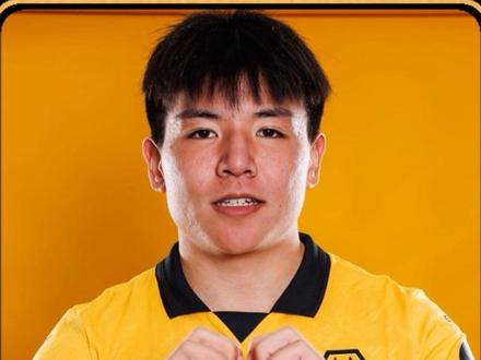 徐彬前场压迫造对手失误,狼队U21开场3分钟领
先#徐彬#狼队#狼队u21