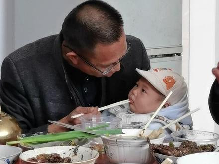 外公给崽崽开荤啦。
长命富贵易养成人。#开荤仪式