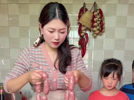 我家孩子强烈要求再做一次脆皮肠,又买了5斤肉做了30几根Q 弹拉丝的猪肉脆皮肠,孩子们都说不够吃