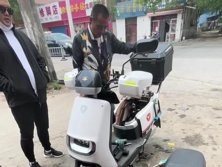 抖音铁粉从滨湖区到店来改装雅迪专用直上控制器,从原来的极速43码,提升到实测75码👍👍