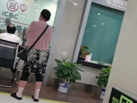 大庆路工商银行,等了一个多小时,就开一个窗口,3个工作人员办理一个业务,一个办理两个在后面玩手机!都不多开窗口!#银行那些事 #中国工商银行